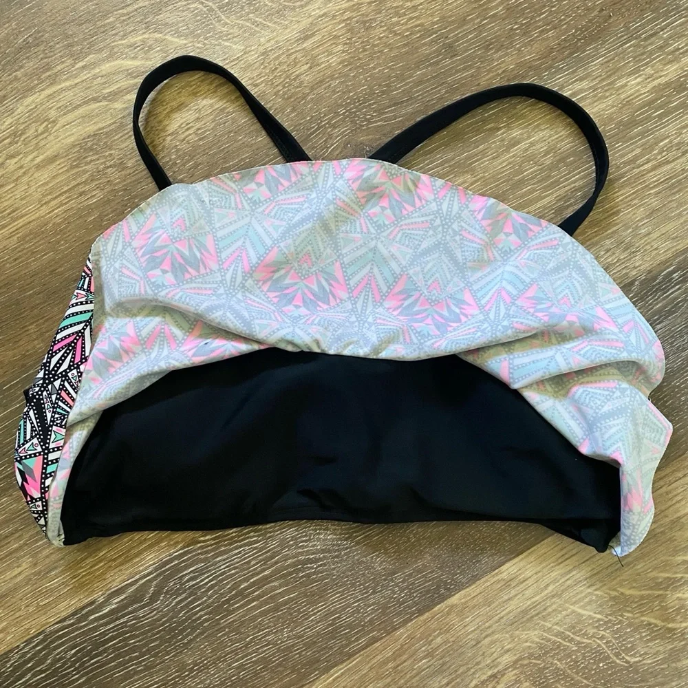Geometric Patterned Bikini Top - Picture 2 of 5